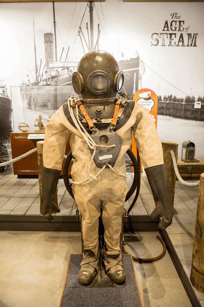 Atmospheric diving suit - Wikipedia